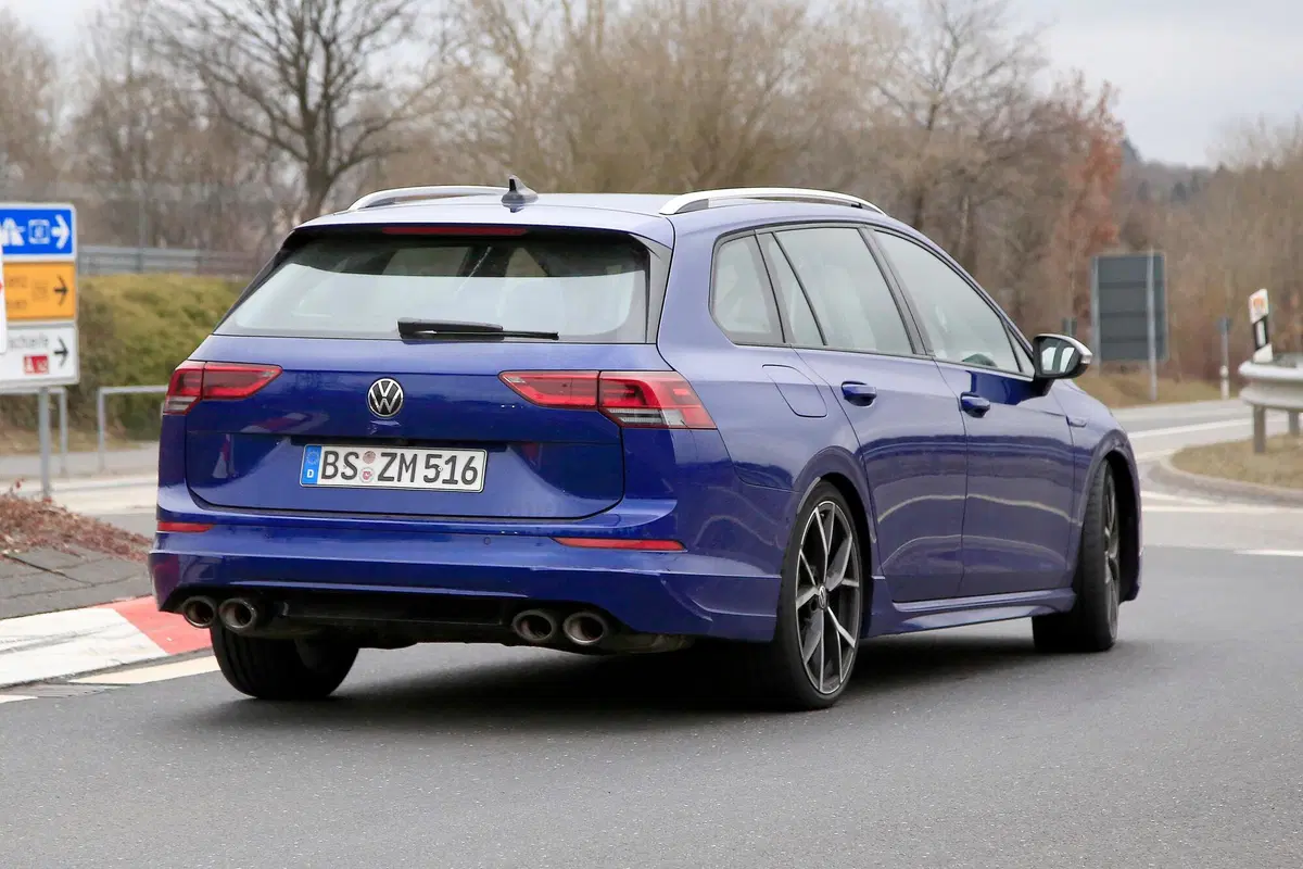Volkswagen Golf R Variant, le foto spia (11)