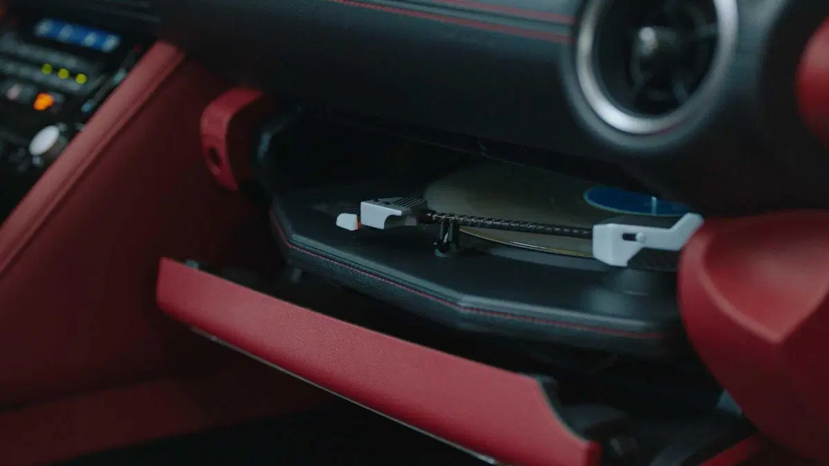 Lexus IS, sulla Wax Edition c'&egrave; il giradischi a bordo