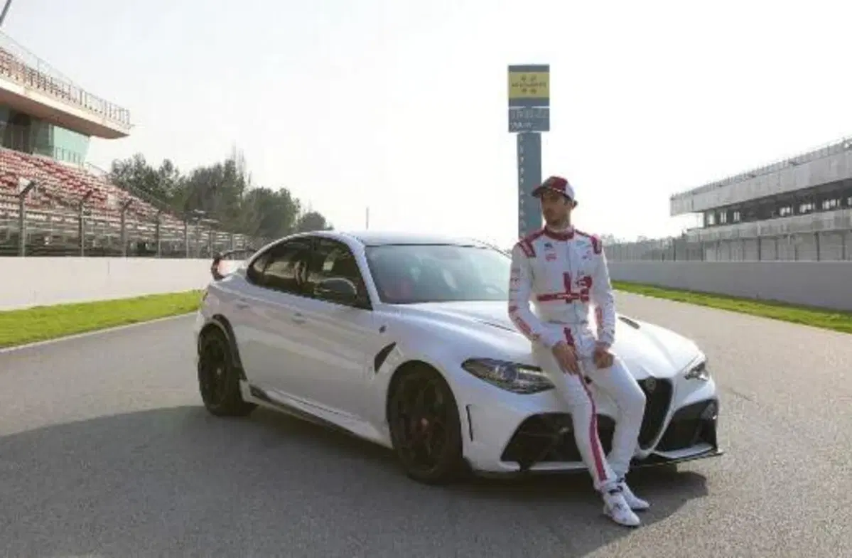Alfa Romeo, Giulia GTA e GTAm sulle tute di Raikkonen e Giovinazzi in F1 (2)