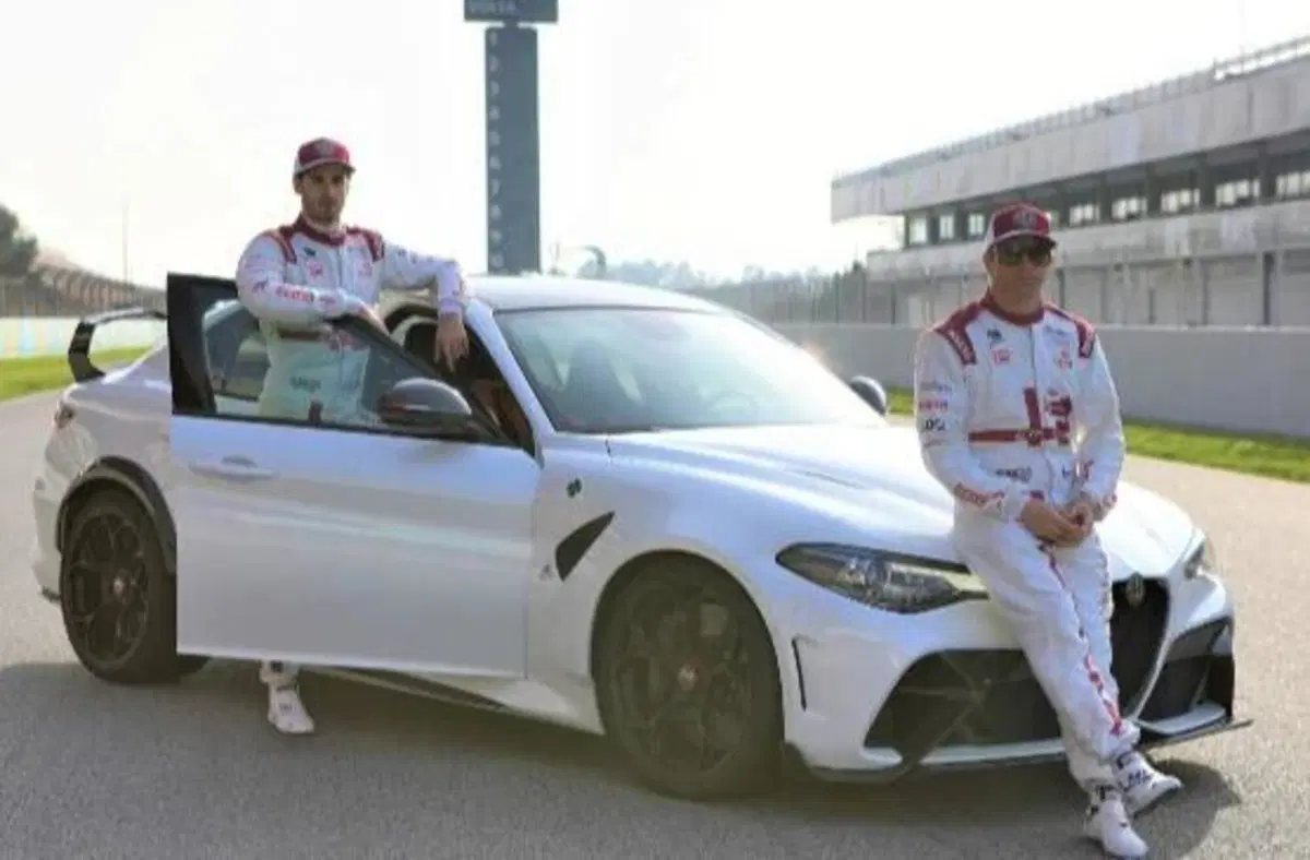 Alfa Romeo, Giulia GTA e GTAm sulle tute di Raikkonen e Giovinazzi in F1 (4)
