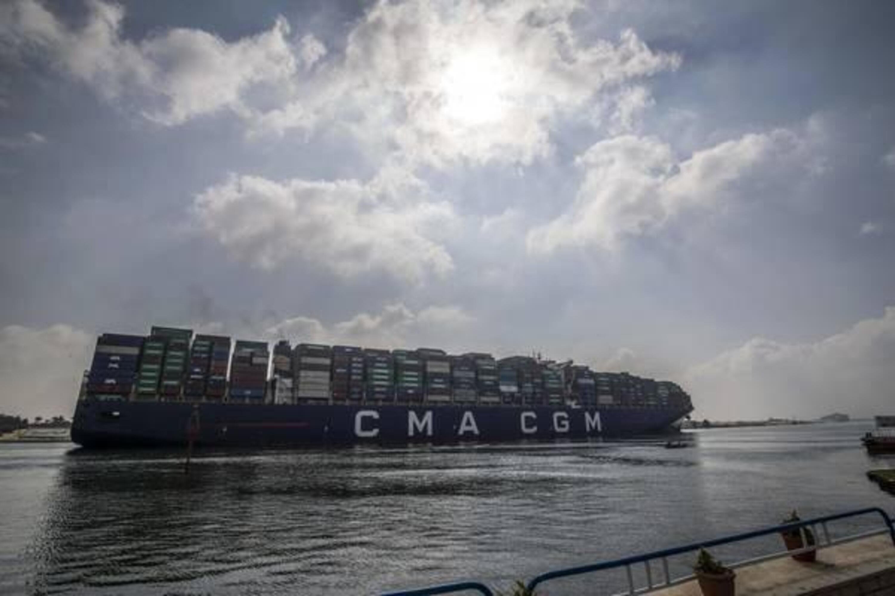 Il traverso che non ci piace: il cargo nel Canale di Suez &egrave; un guaio per tutti [FOTO e VIDEO]