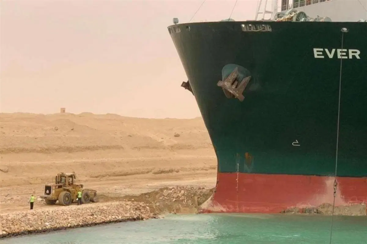 Il traverso che non ci piace: il cargo nel Canale di Suez è un guaio per tutti [FOTO e VIDEO] (3)