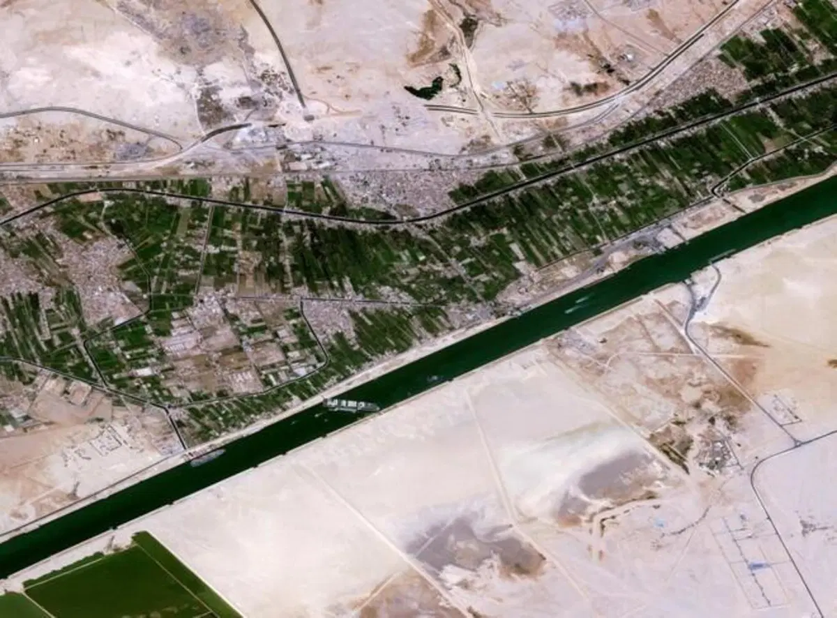 Il traverso che non ci piace: il cargo nel Canale di Suez è un guaio per tutti [FOTO e VIDEO] (4)