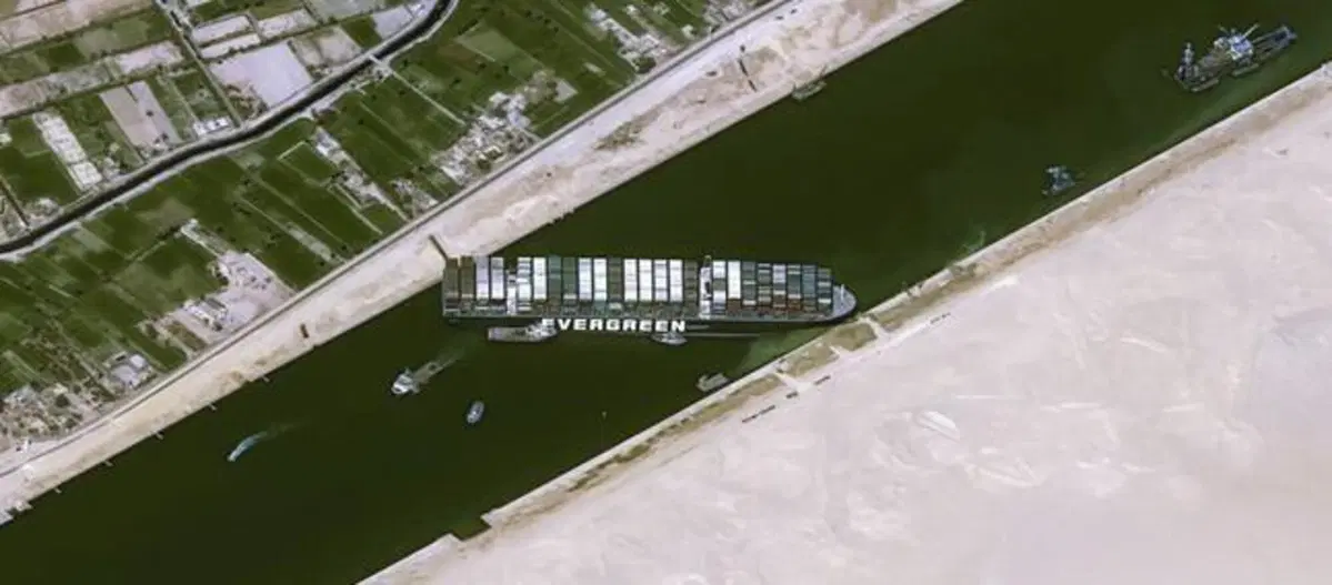 Il traverso che non ci piace: il cargo nel Canale di Suez è un guaio per tutti [FOTO e VIDEO] (5)