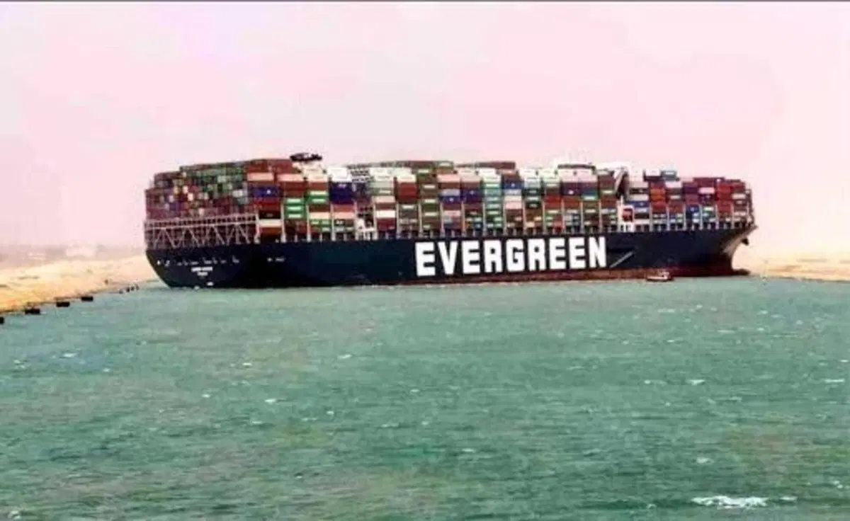 Il traverso che non ci piace: il cargo nel Canale di Suez è un guaio per tutti [FOTO e VIDEO] (6)
