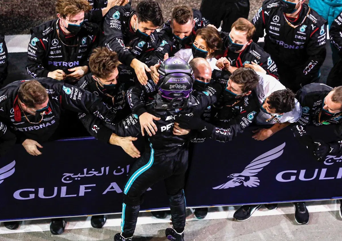Formula 1, Hamilton: "Ho dovuto fare qualcosa di speciale per battere Verstappen"