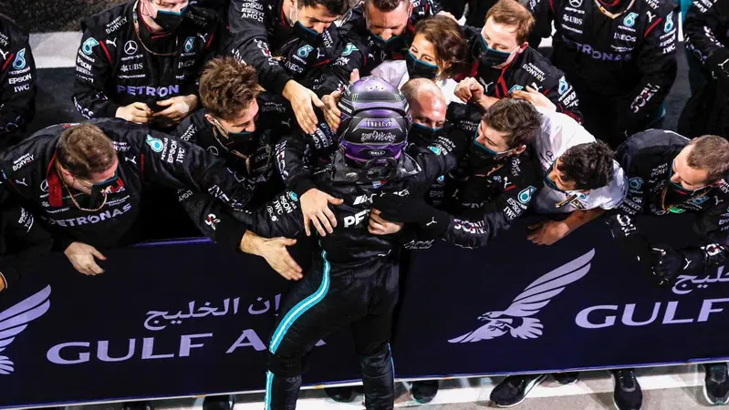 Formula 1, Hamilton: "Ho dovuto fare qualcosa di speciale per battere Verstappen"