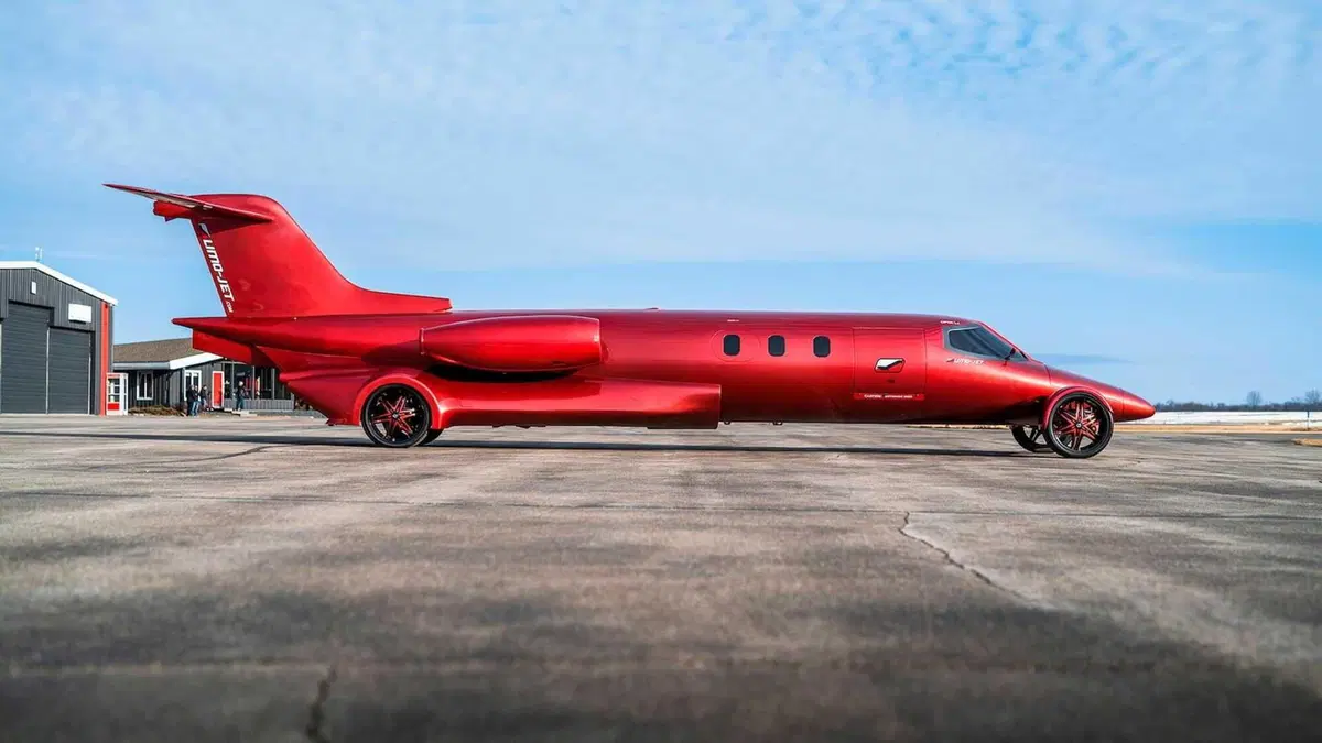 All'asta il jet trasformato in limousine