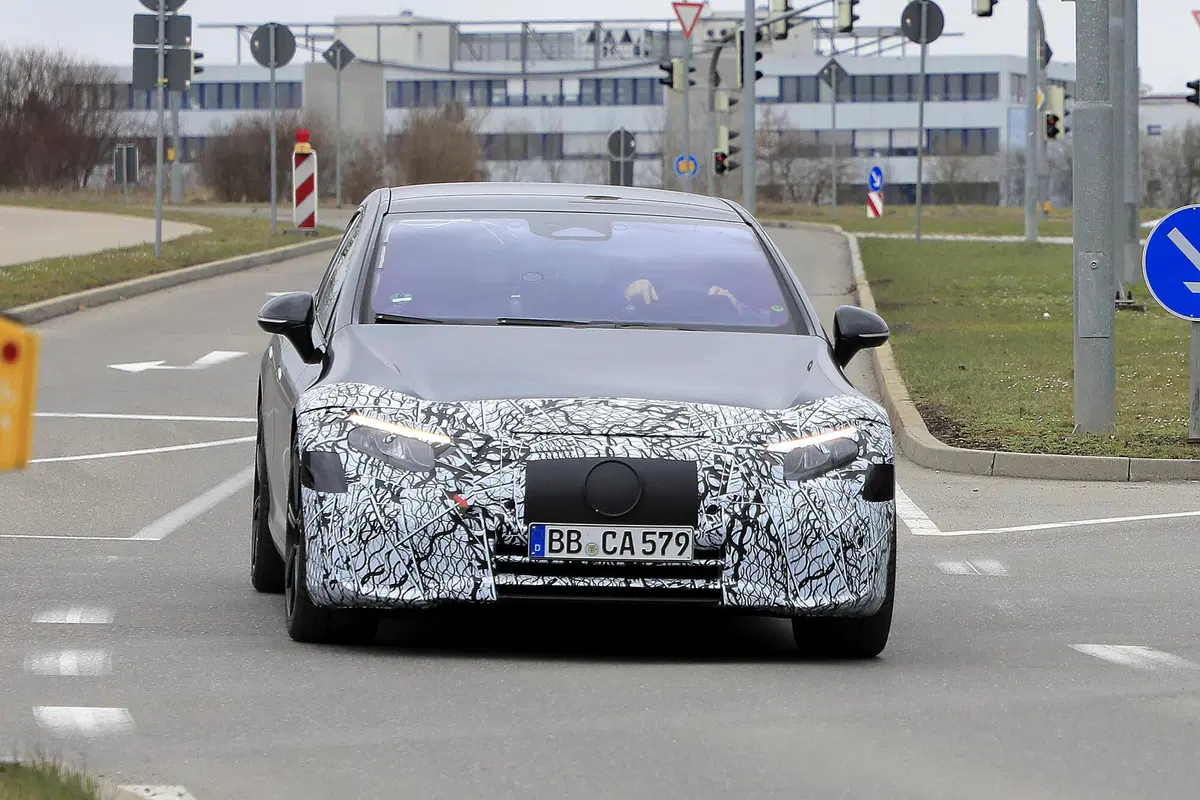 Mercedes EQS, le foto spia della berlina elettrica (2)