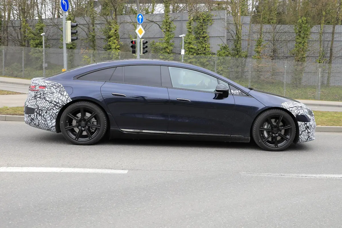 Mercedes EQS, le foto spia della berlina elettrica (7)