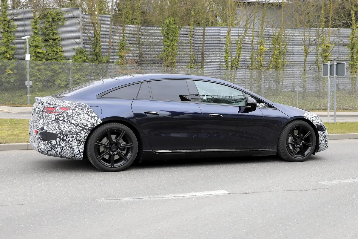 Mercedes EQS, le foto spia della berlina elettrica (8)