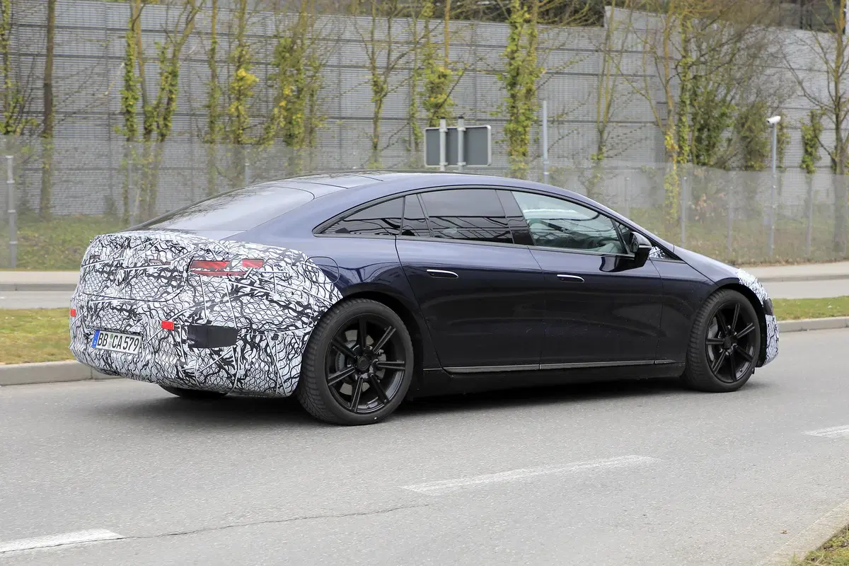 Mercedes EQS, le foto spia della berlina elettrica (12)