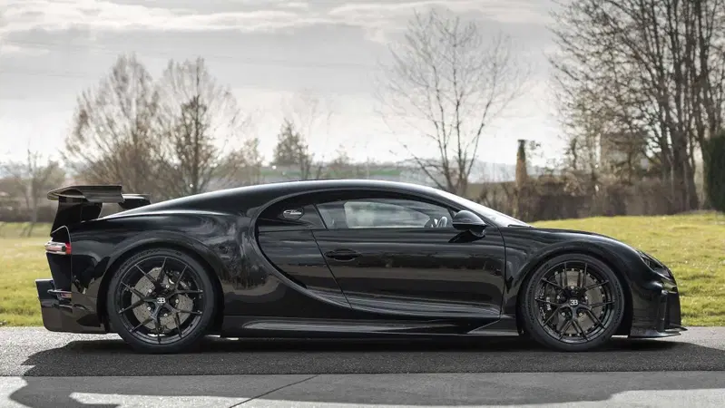 Bugatti Chiron, prodotto l'esemplare numero 300. C'&egrave; pure un elefante che danza