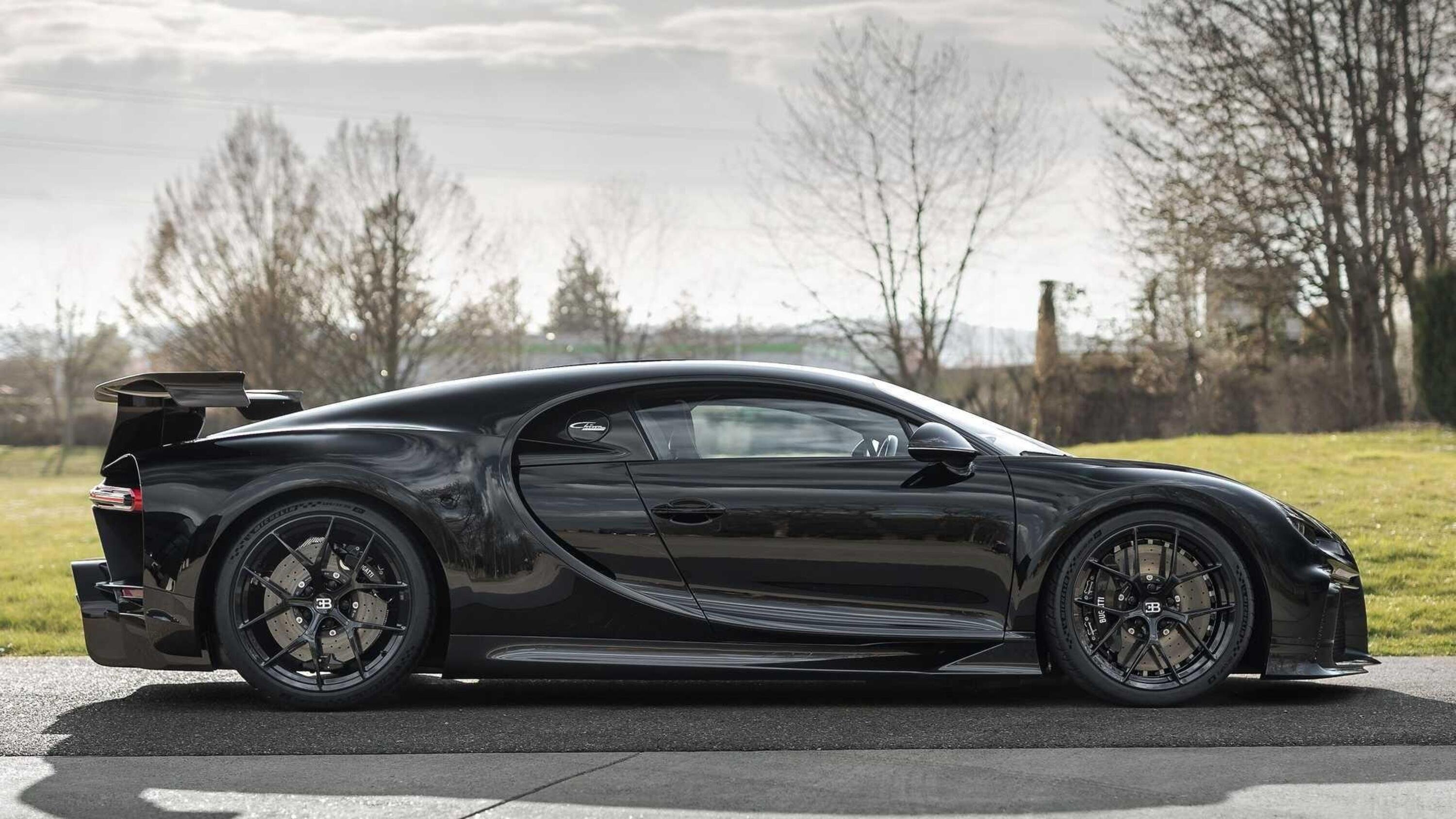 Bugatti Chiron, prodotto l&#039;esemplare numero 300. C&#039;&egrave; pure un elefante che danza
