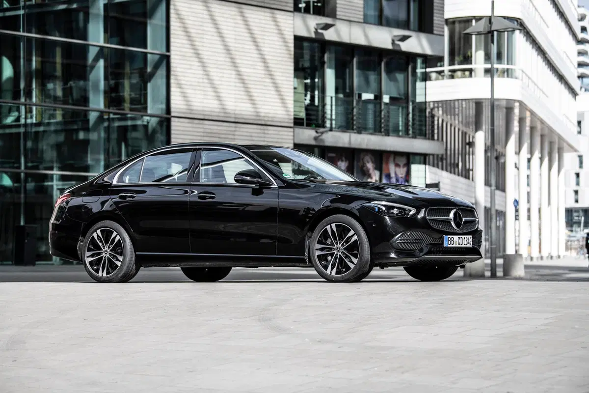 Mercedes Classe C W206 PHEV: la nuova reginetta delle berline con 313CV e 100 Km EV da sfruttare (2)