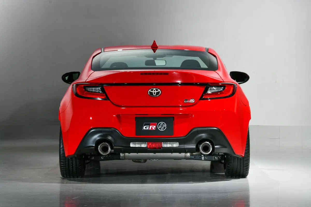 Toyota GR 86, l'erede della GT 86 arriva in autunno (4)