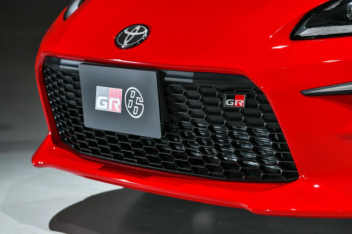 Toyota GR 86, l'erede della GT 86 arriva in autunno (5)