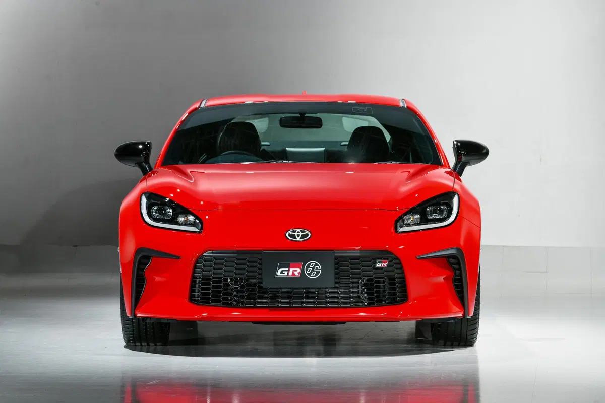 Toyota GR 86, l'erede della GT 86 arriva in autunno (3)