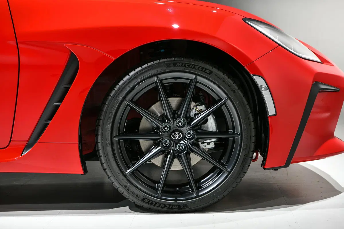 Toyota GR 86, l'erede della GT 86 arriva in autunno (7)