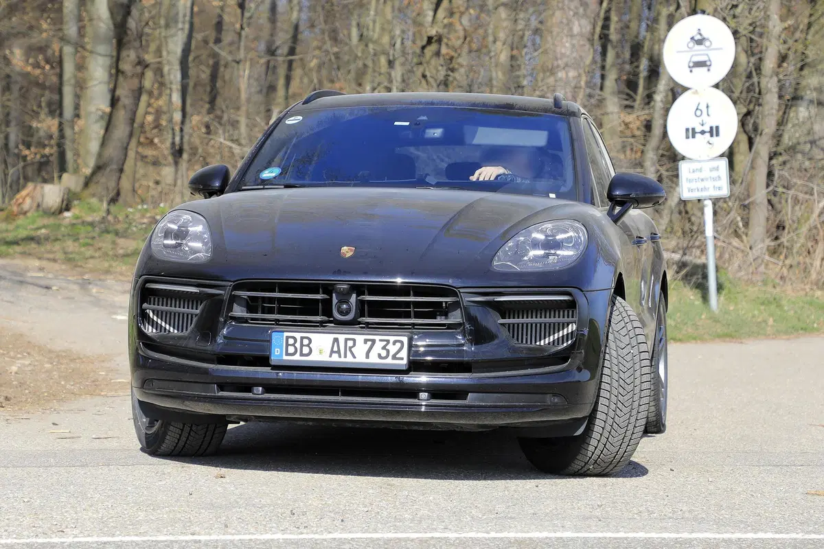 Porsche Macan restyling, le foto spia (2)