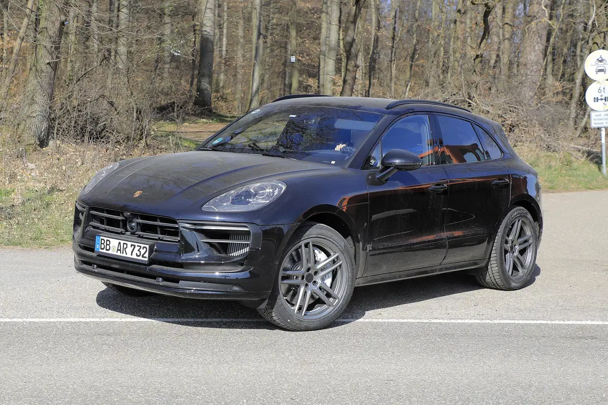 Porsche Macan restyling, le foto spia (3)