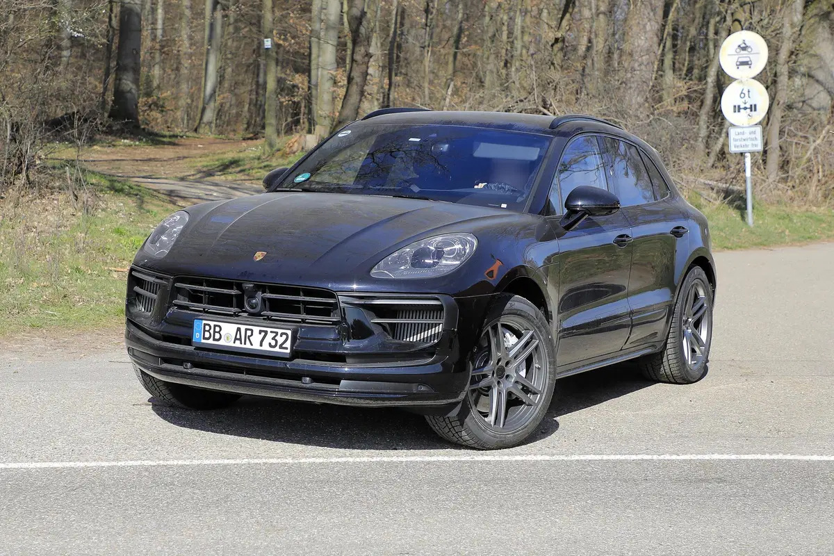 Porsche Macan restyling, le foto spia (4)
