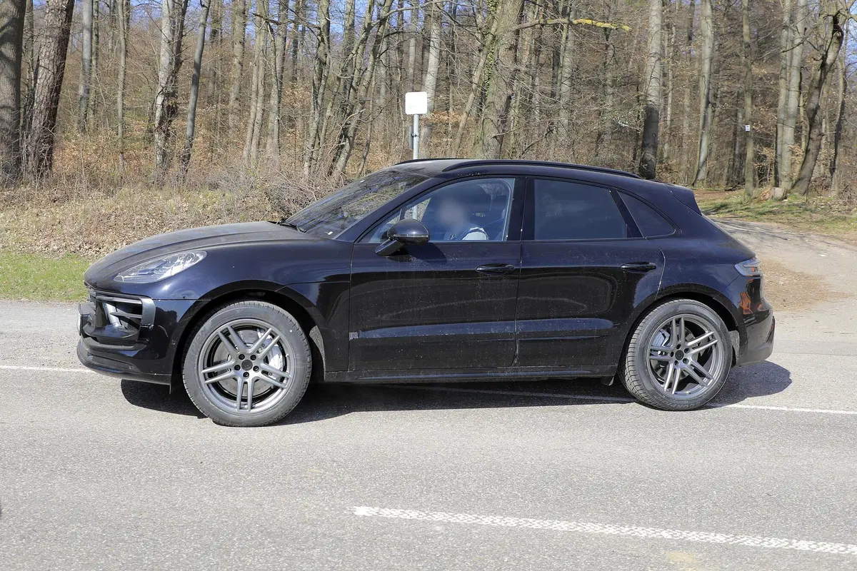 Porsche Macan restyling, le foto spia (10)