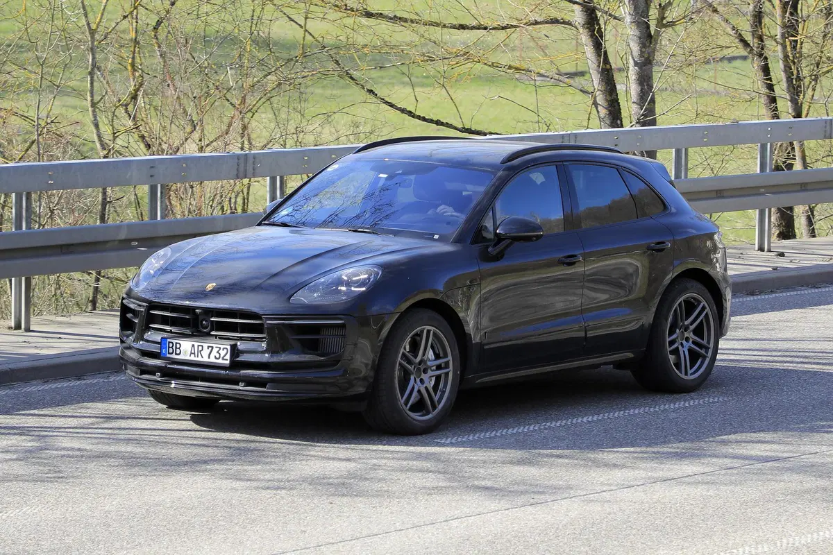 Porsche Macan restyling, le foto spia (12)