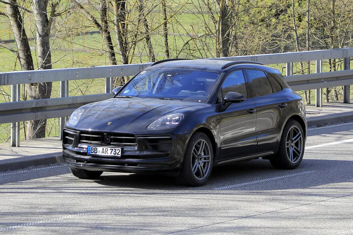 Porsche Macan restyling, le foto spia (13)