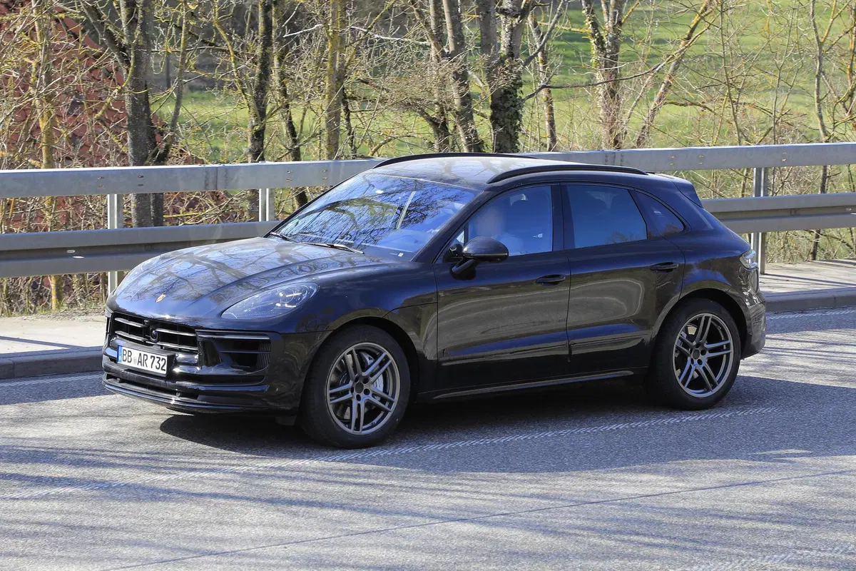 Porsche Macan restyling, le foto spia (14)