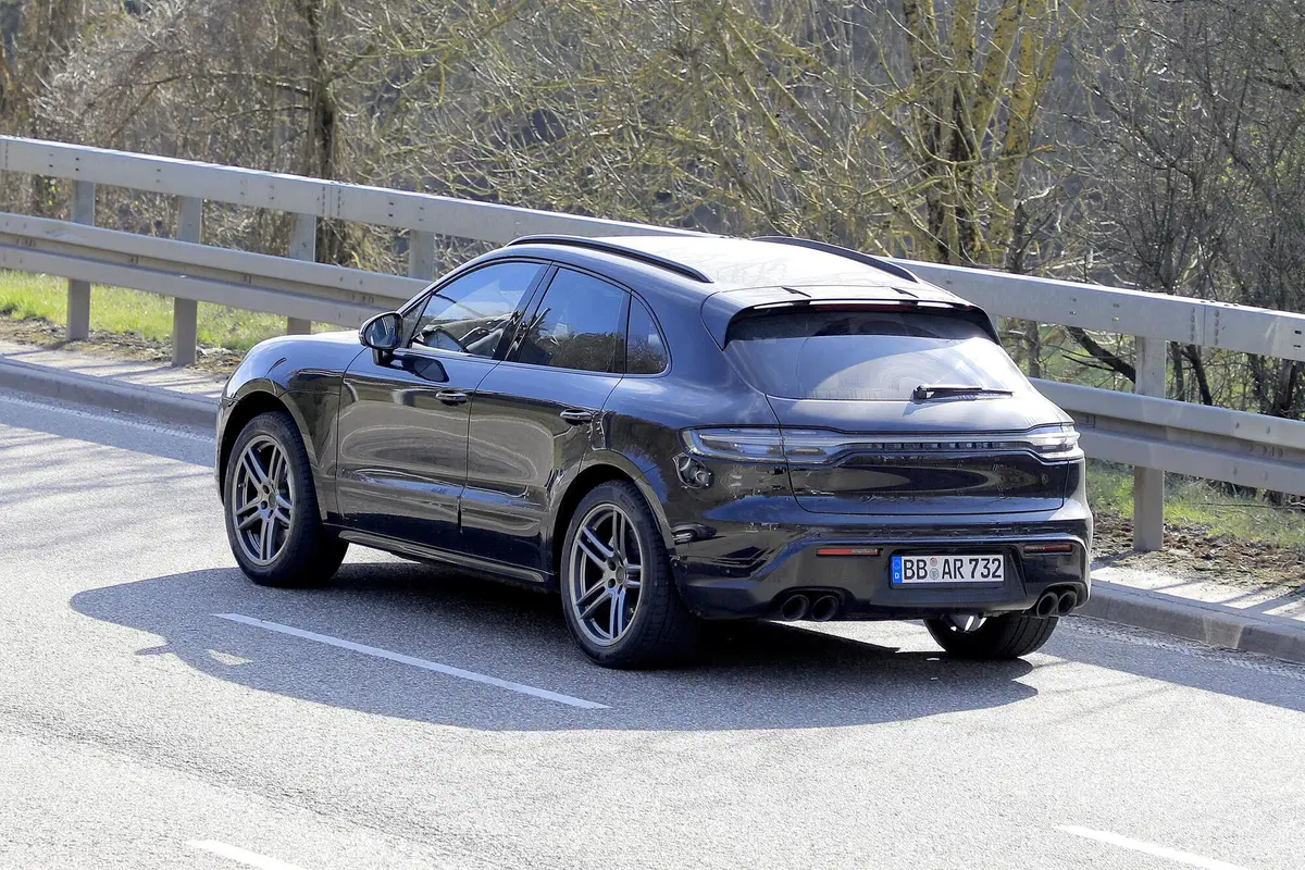 Porsche Macan restyling, le foto spia (16)