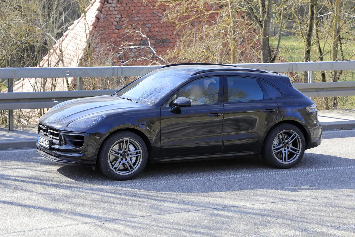 Porsche Macan restyling, le foto spia (17)