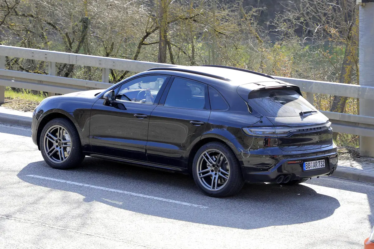 Porsche Macan restyling, le foto spia (18)