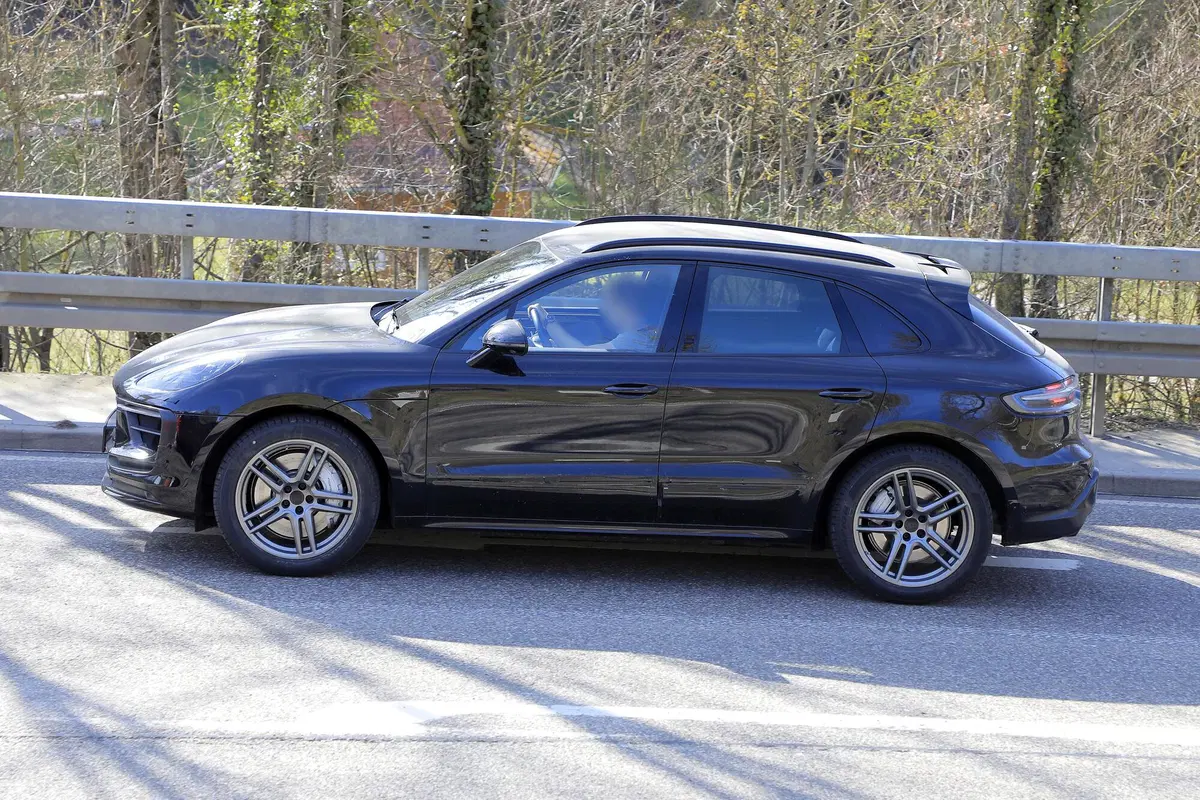 Porsche Macan restyling, le foto spia (19)