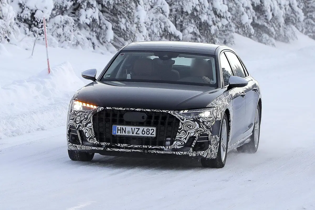 Audi A8 restyling, le foto spia della versione a passo lungo (2)
