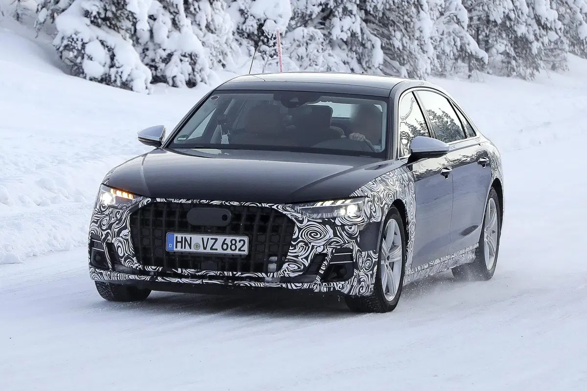 Audi A8 restyling, le foto spia della versione a passo lungo (3)
