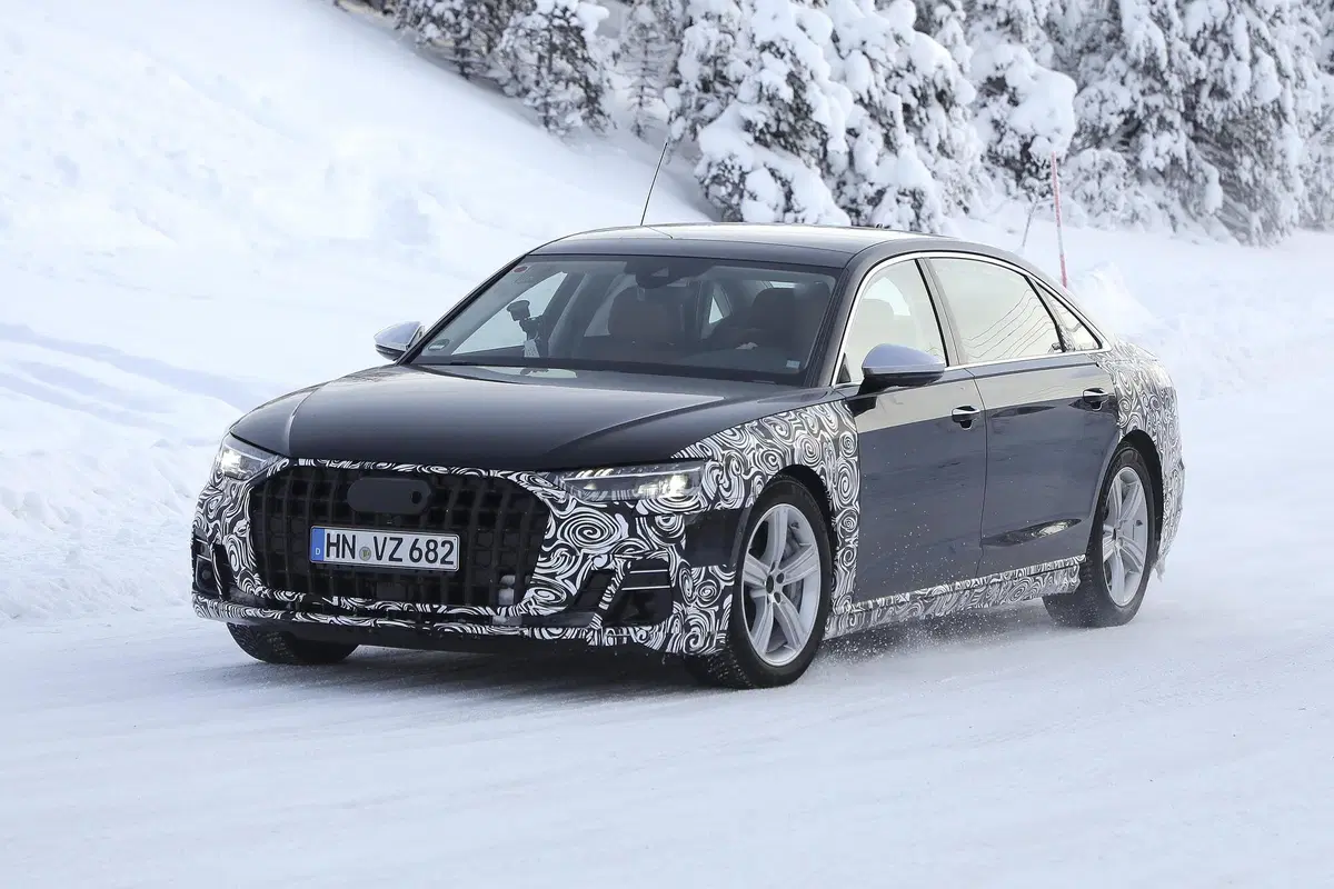 Audi A8 restyling, le foto spia della versione a passo lungo