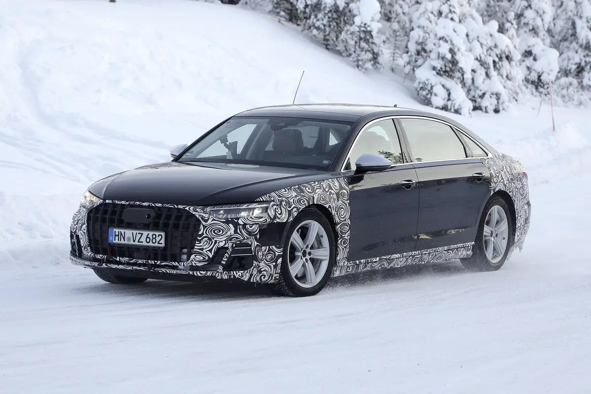 Audi A8 restyling, le foto spia della versione a passo lungo (4)