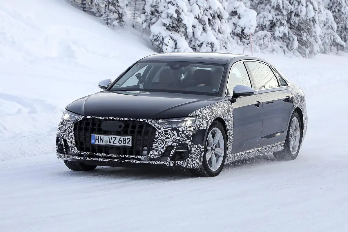 Audi A8 restyling, le foto spia della versione a passo lungo (5)
