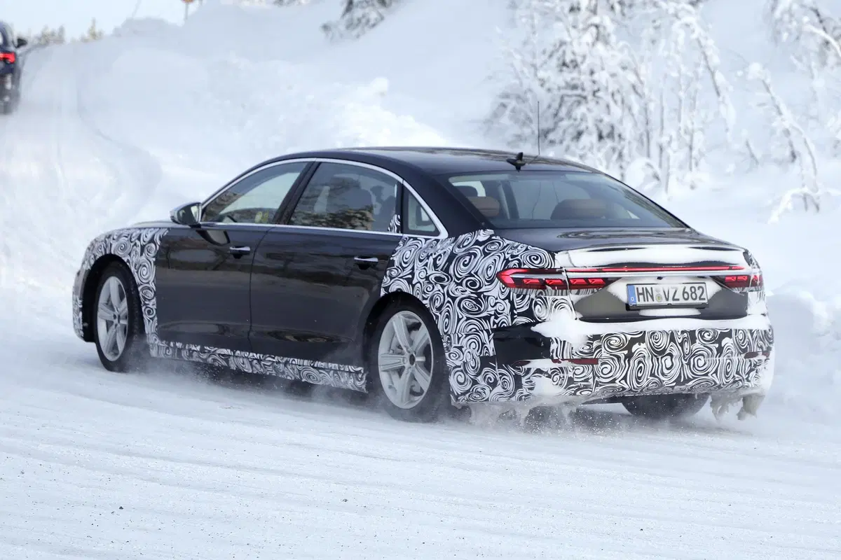 Audi A8 restyling, le foto spia della versione a passo lungo (7)