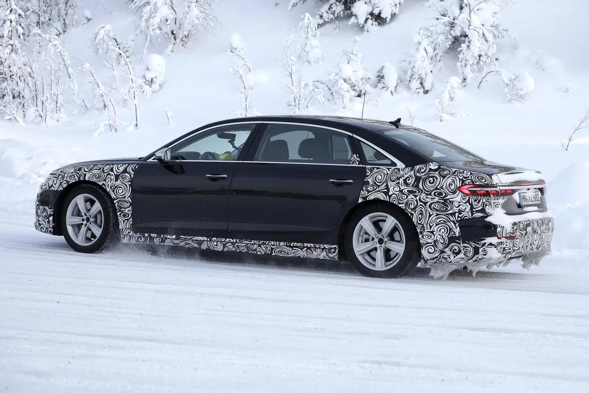 Audi A8 restyling, le foto spia della versione a passo lungo (8)
