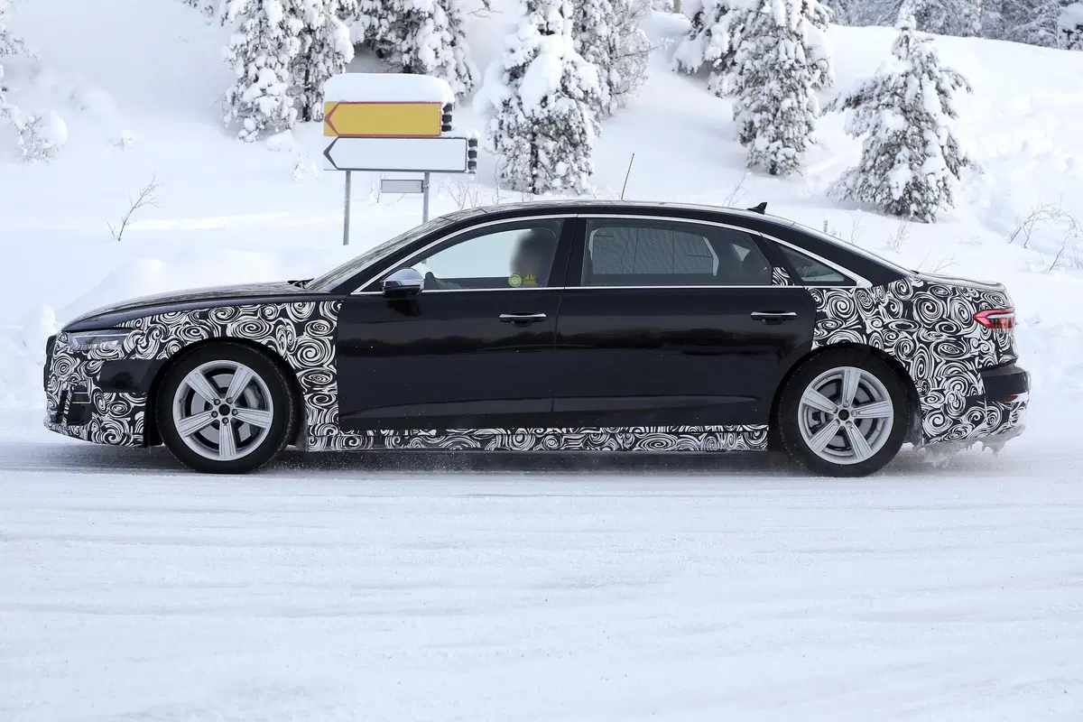 Audi A8 restyling, le foto spia della versione a passo lungo (6)