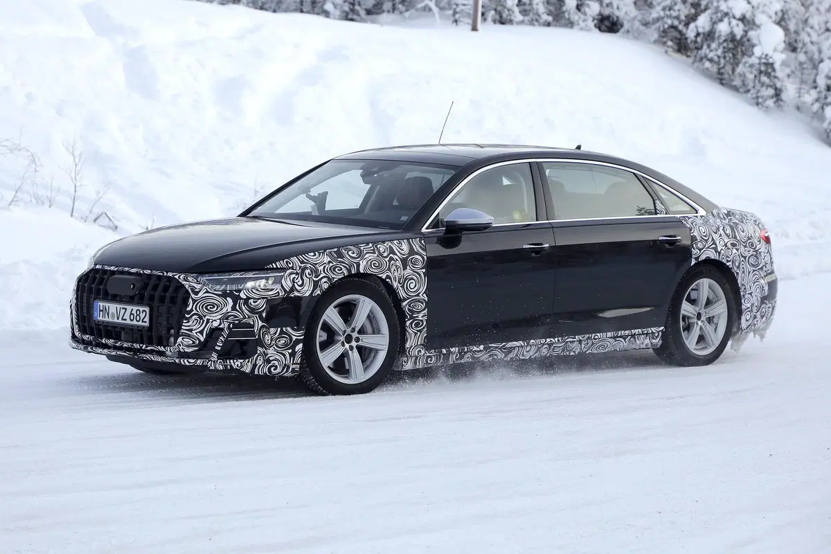 Audi A8 restyling, le foto spia della versione a passo lungo (9)