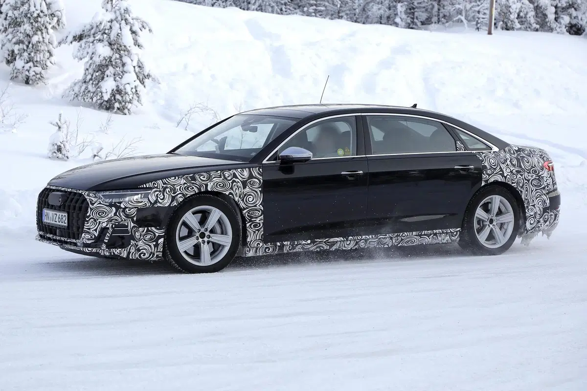 Audi A8 restyling, le foto spia della versione a passo lungo (10)