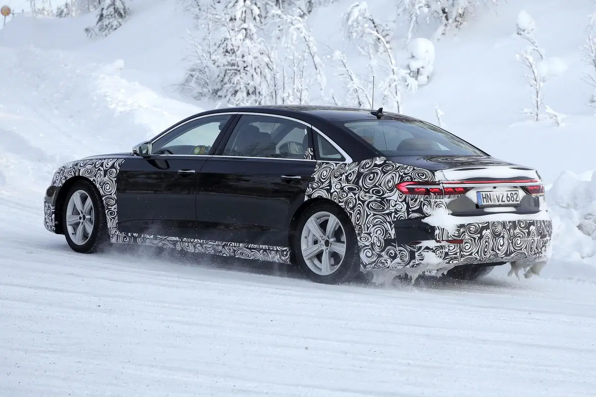 Audi A8 restyling, le foto spia della versione a passo lungo (11)