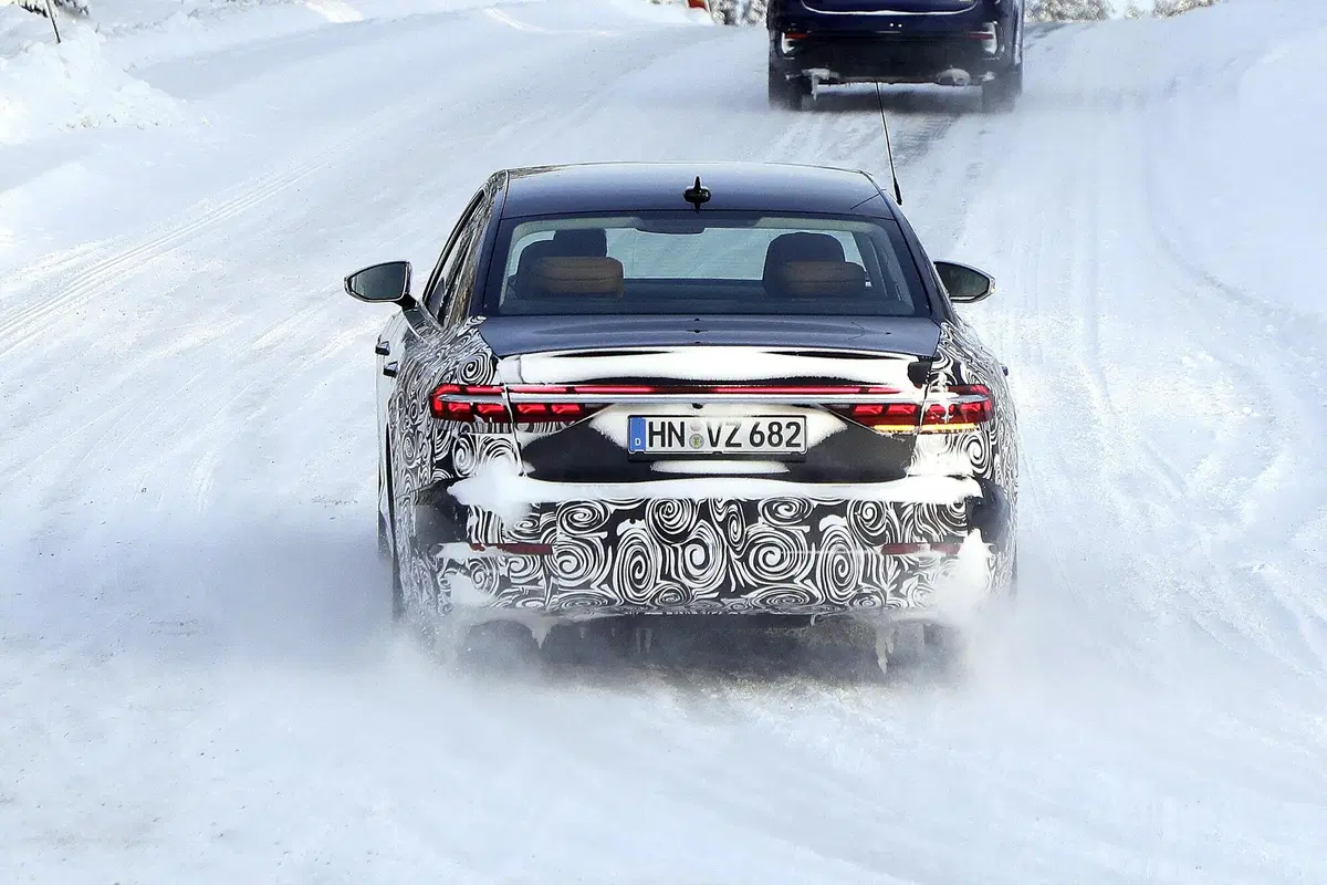 Audi A8 restyling, le foto spia della versione a passo lungo (12)