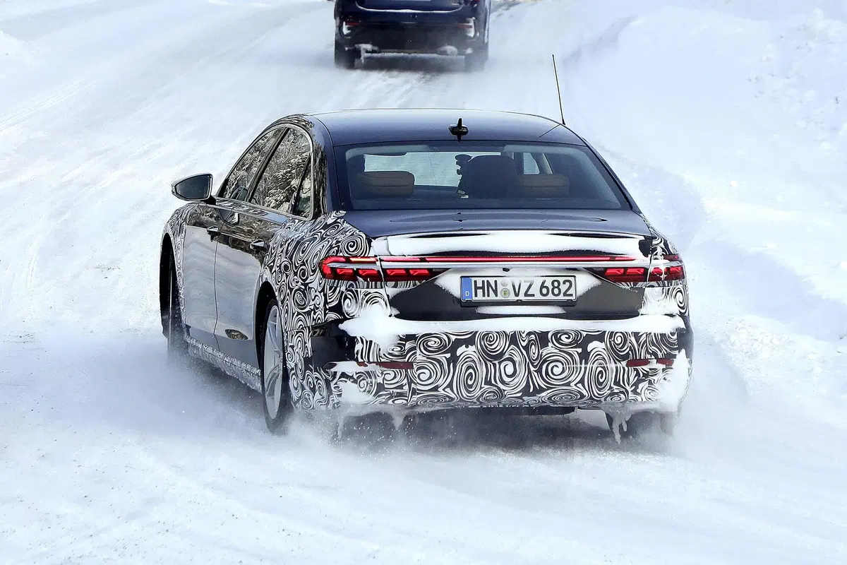 Audi A8 restyling, le foto spia della versione a passo lungo (13)