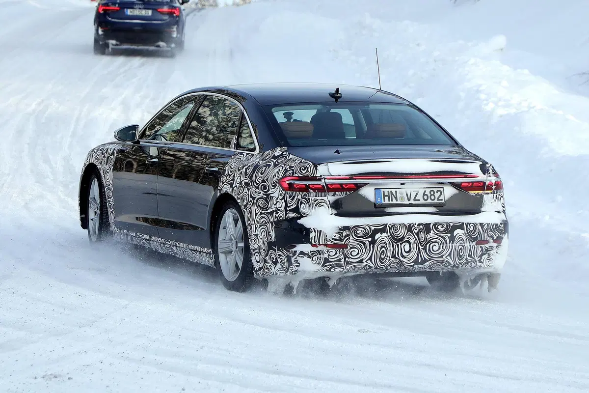 Audi A8 restyling, le foto spia della versione a passo lungo (14)