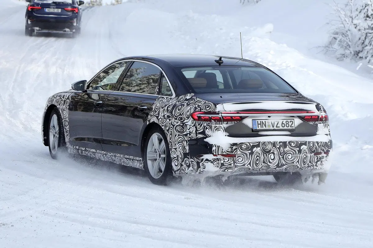 Audi A8 restyling, le foto spia della versione a passo lungo (15)