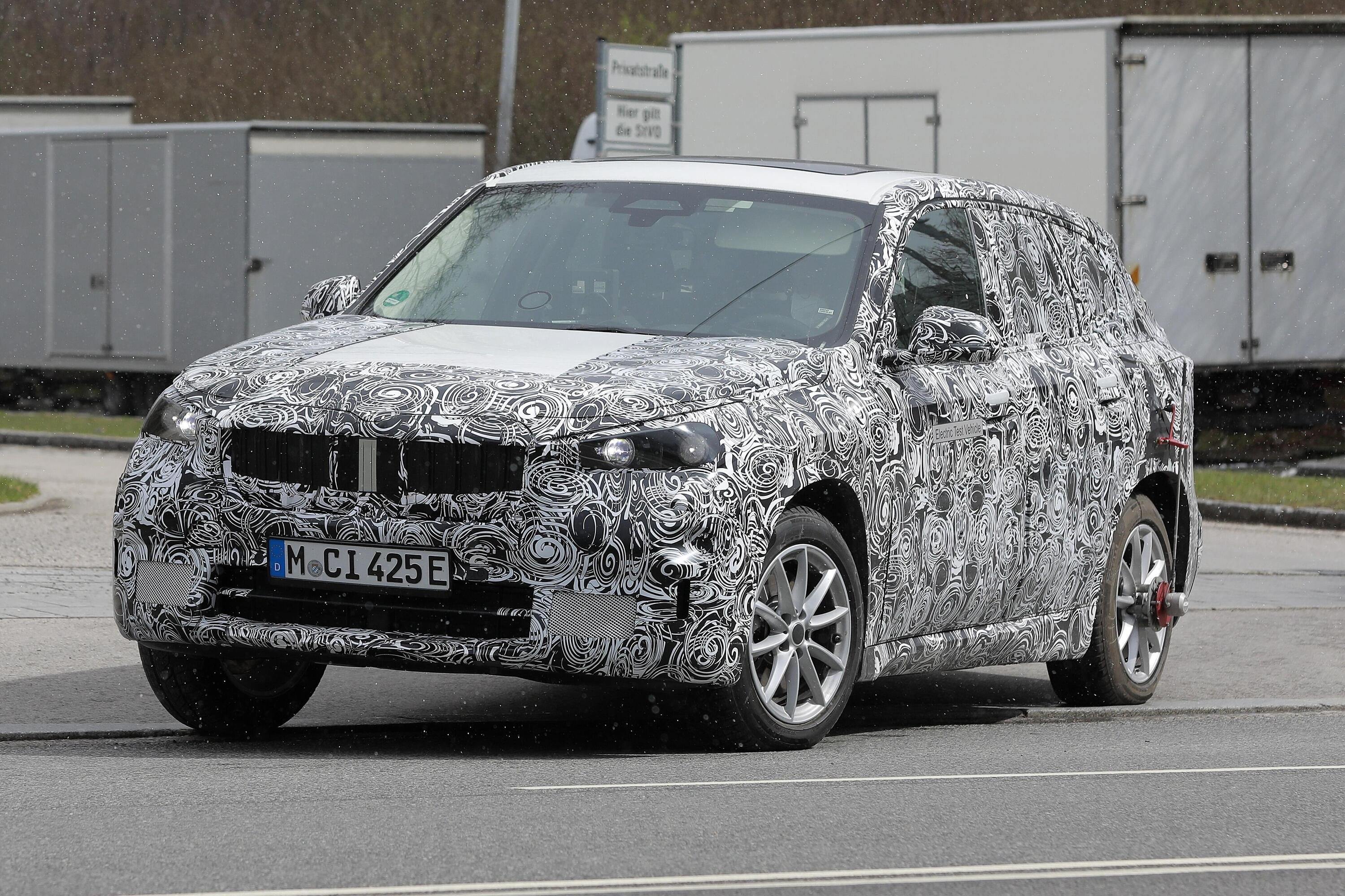 BMW iX1, le foto spia del SUV elettrico